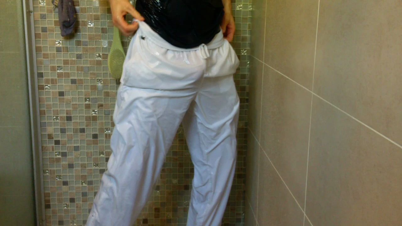refreshing-shower-in-white-lacoste_main.