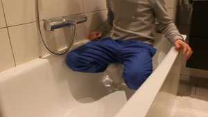 smear-my-tracksuit-with-glue-and-water_1