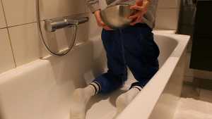 smear-my-tracksuit-with-glue-and-water_2