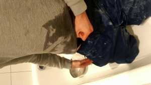 smear-my-tracksuit-with-glue-and-water_3